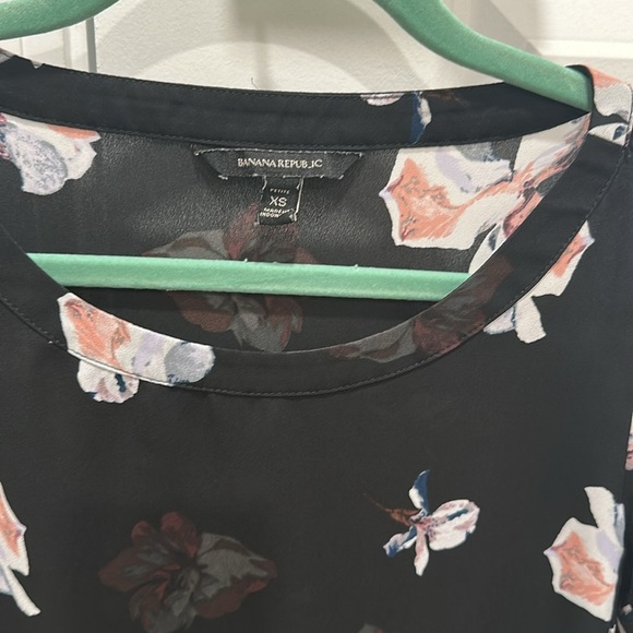 Banana Republic Black Floral Top - Picture 2 of 4
